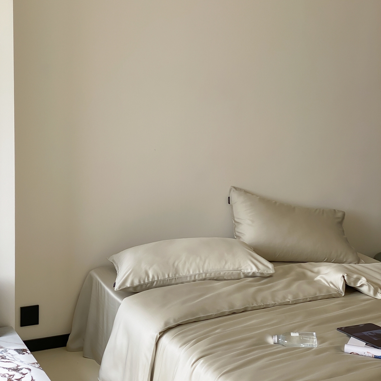 91家纺网 家纺一手货源 找家纺 玉宇阁家居 2026春夏60s兰精天丝拼色四件套 极地白