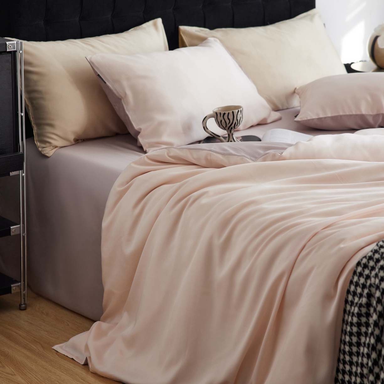 91家纺网 家纺一手货源 找家纺 玉宇阁家居 2026春夏60s兰精天丝拼色四件套 浅杏-星黛紫