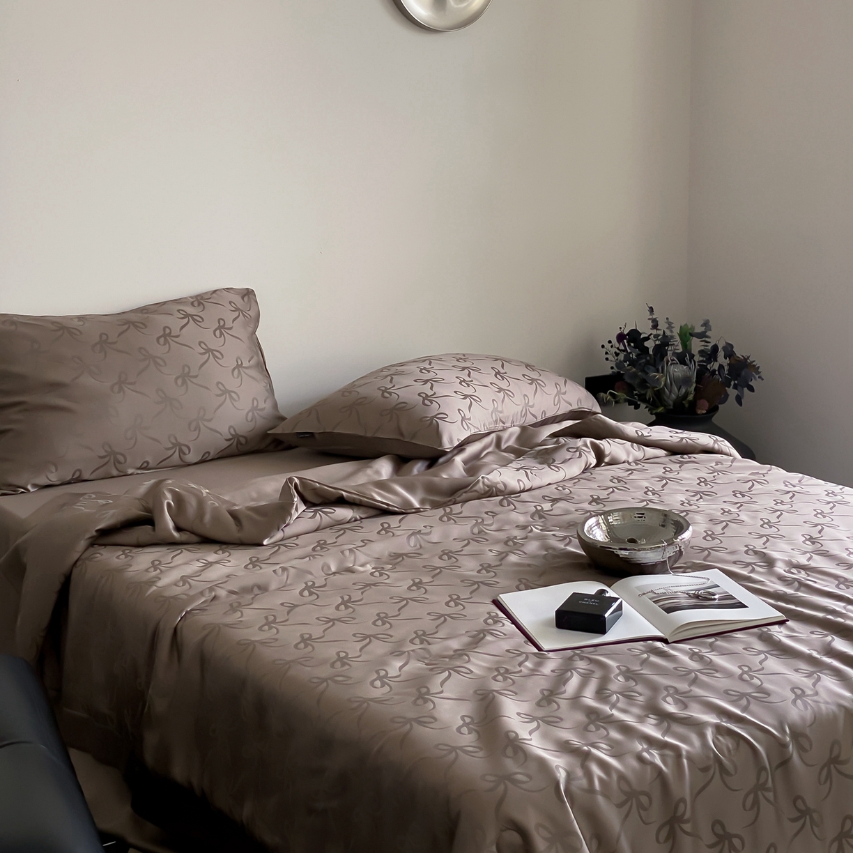 91家纺网 家纺一手货源 找家纺 玉宇阁家居 2026新款60s兰精天丝提花夏被夏凉被空调被四件套-半岛茶 半岛茶-松栗