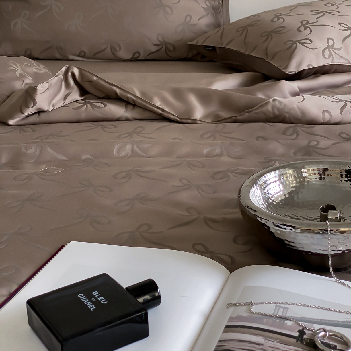 91家纺网 家纺一手货源 找家纺 玉宇阁家居 2026新款60s兰精天丝提花夏被夏凉被空调被四件套-半岛茶 半岛茶-松栗