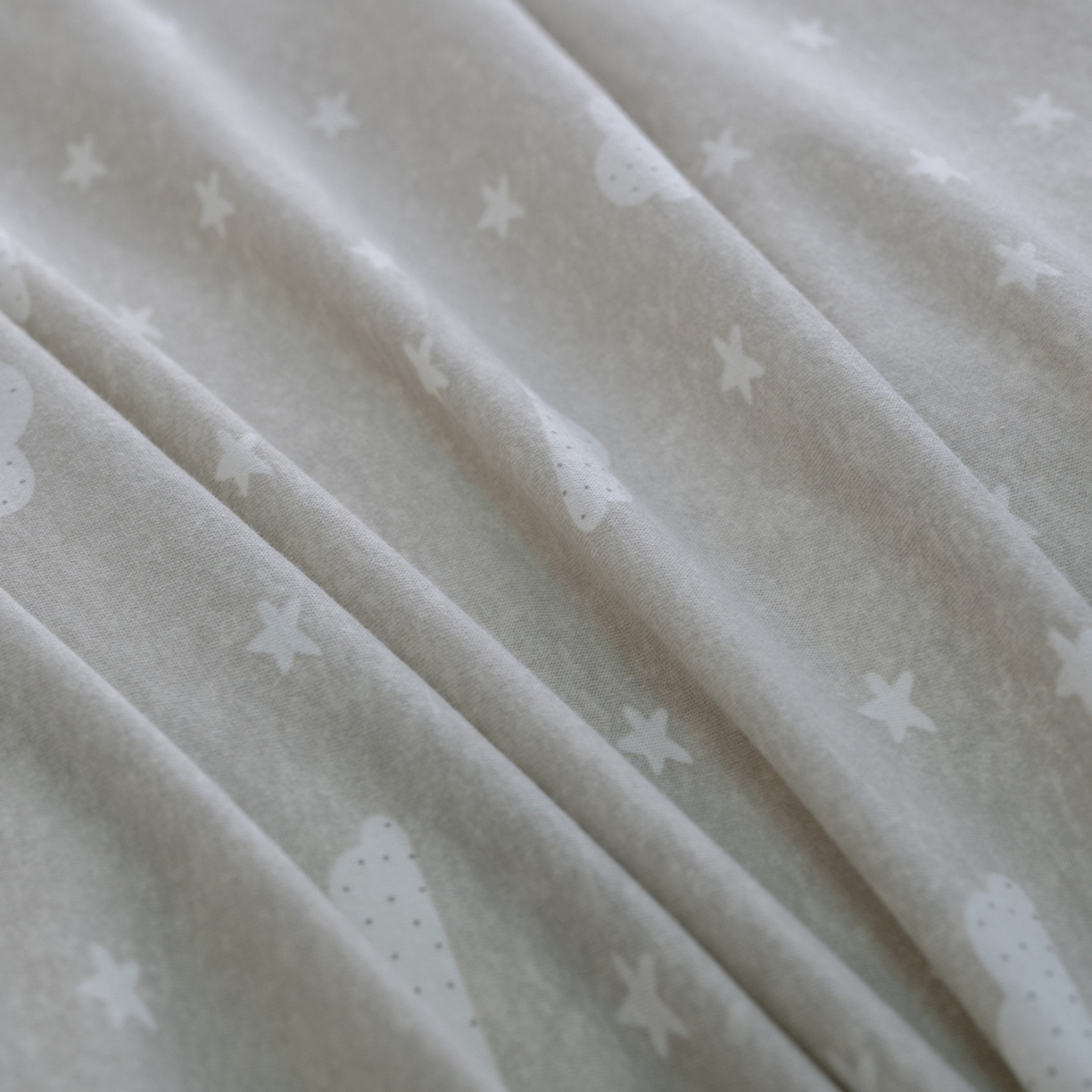 91家纺网 家纺一手货源 找家纺 梦可莱家居 2026新款全棉纯棉针织棉印花可爱卡通系列四件套 云朵灰