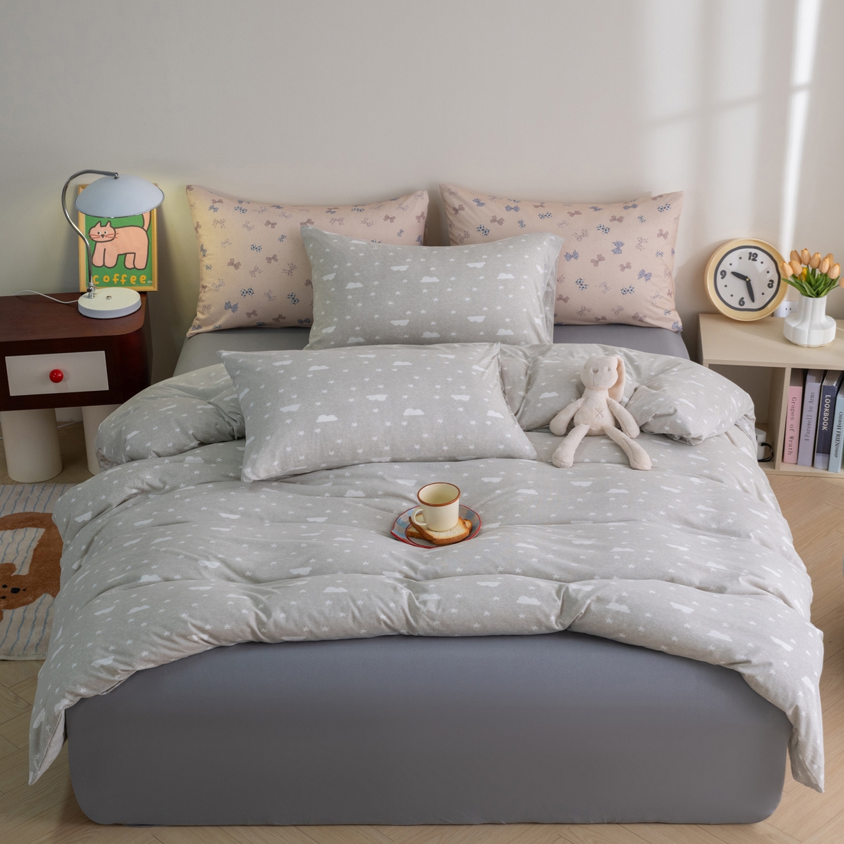 91家纺网 家纺一手货源 找家纺 梦可莱家居 2026新款全棉纯棉针织棉印花可爱卡通系列四件套 云朵灰