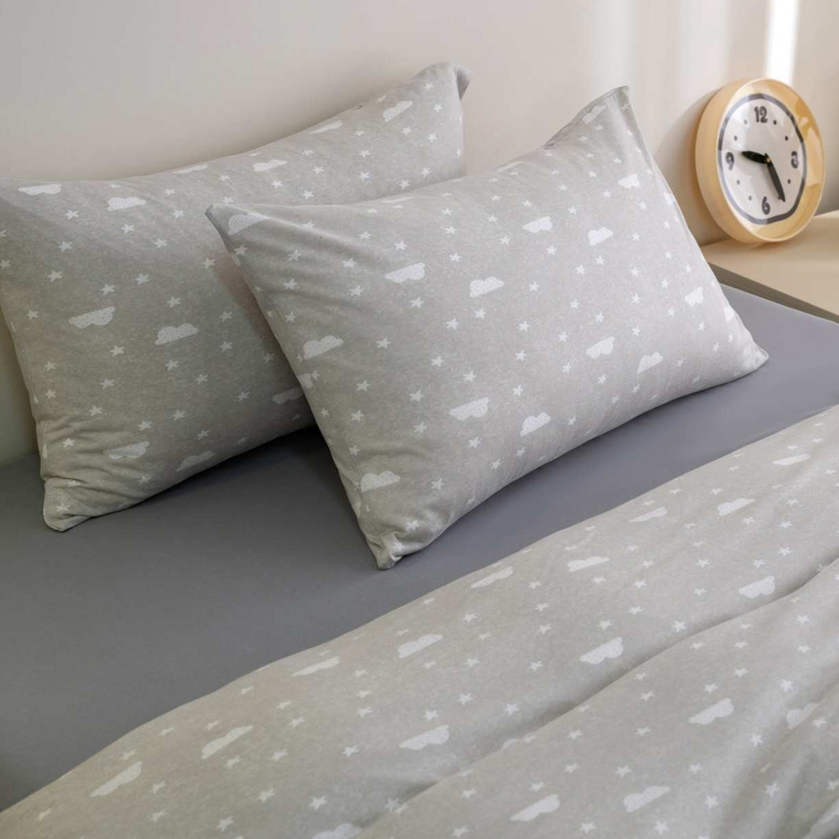 91家纺网 家纺一手货源 找家纺 梦可莱家居 2026新款全棉纯棉针织棉印花可爱卡通系列四件套 云朵灰