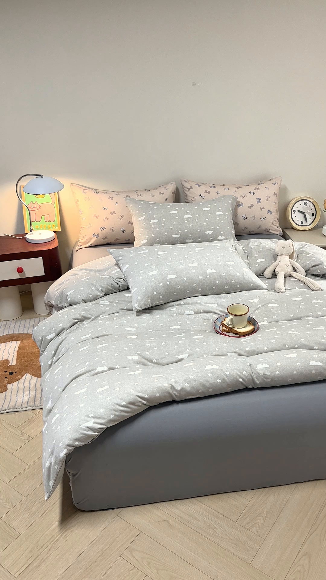 91家纺网 家纺一手货源 找家纺 梦可莱家居 2026新款全棉纯棉针织棉印花可爱卡通系列四件套 云朵灰