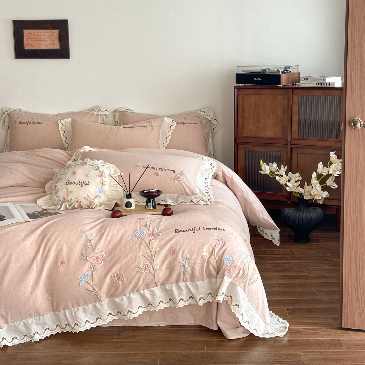 91家纺网 家纺一手货源 找家纺 如一 2026新款棉麻绣花花边款全棉亚麻四件套 花间-粉