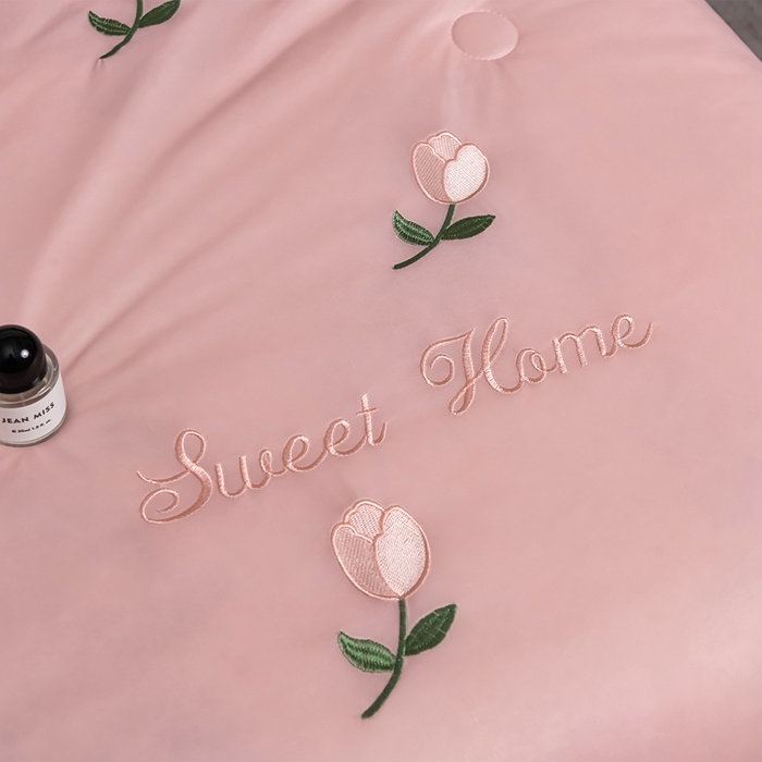 91家纺网 家纺一手货源 找家纺 妮恒美家纺 2026春夏新款凉感丝床盖夏被夏凉被空调被四件套 郁金香粉奶白