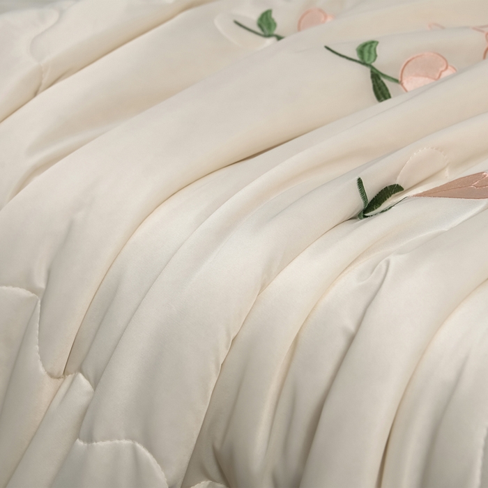 91家纺网 家纺一手货源 找家纺 妮恒美家纺 2026春夏新款凉感丝床盖夏被夏凉被空调被四件套 郁金香-奶白粉