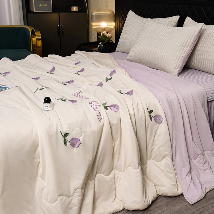 91家纺网 家纺一手货源 找家纺 妮恒美家纺 2026春夏新款凉感丝床盖夏被夏凉被空调被四件套 郁金香奶白紫