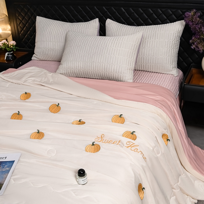 91家纺网 家纺一手货源 找家纺 妮恒美家纺 2026春夏新款凉感丝床盖夏被夏凉被空调被四件套 小南瓜奶白粉