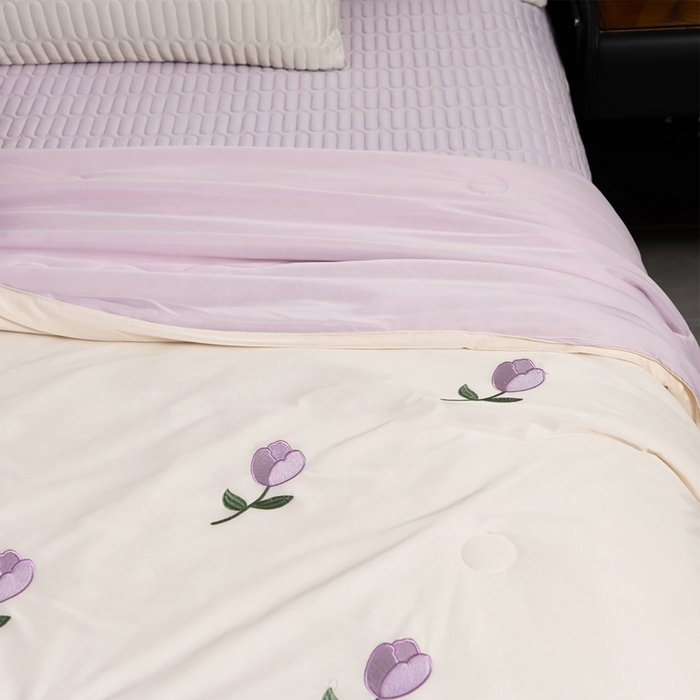 91家纺网 家纺一手货源 找家纺 妮恒美家纺 2026春夏新款凉感丝床盖夏被夏凉被空调被四件套 郁金香奶白紫