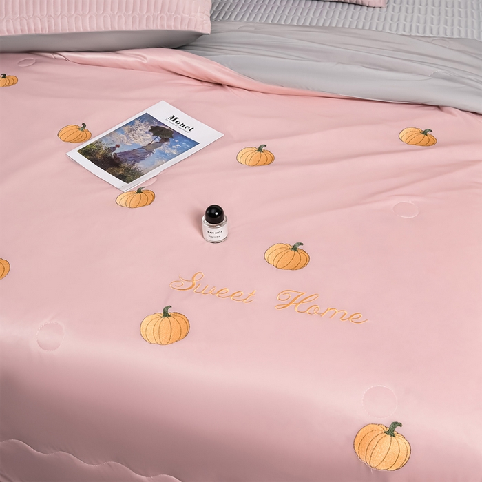 91家纺网 家纺一手货源 找家纺 妮恒美家纺 2026春夏新款凉感丝床盖夏被夏凉被空调被四件套 小南瓜粉灰