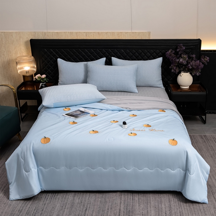 91家纺网 家纺一手货源 找家纺 妮恒美家纺 2026春夏新款凉感丝床盖夏被夏凉被空调被四件套 小南瓜-海蓝灰