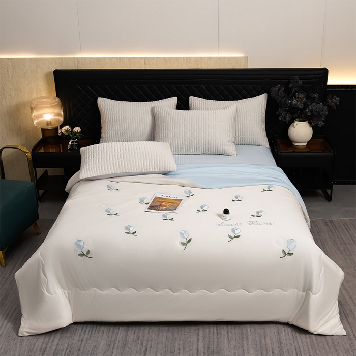 91家纺网 家纺一手货源 找家纺 妮恒美家纺 2026春夏新款凉感丝床盖夏被夏凉被空调被四件套 郁金香-奶白海蓝