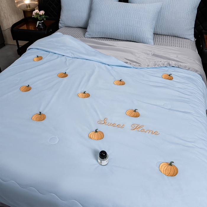 91家纺网 家纺一手货源 找家纺 妮恒美家纺 2026春夏新款凉感丝床盖夏被夏凉被空调被四件套 小南瓜-海蓝灰