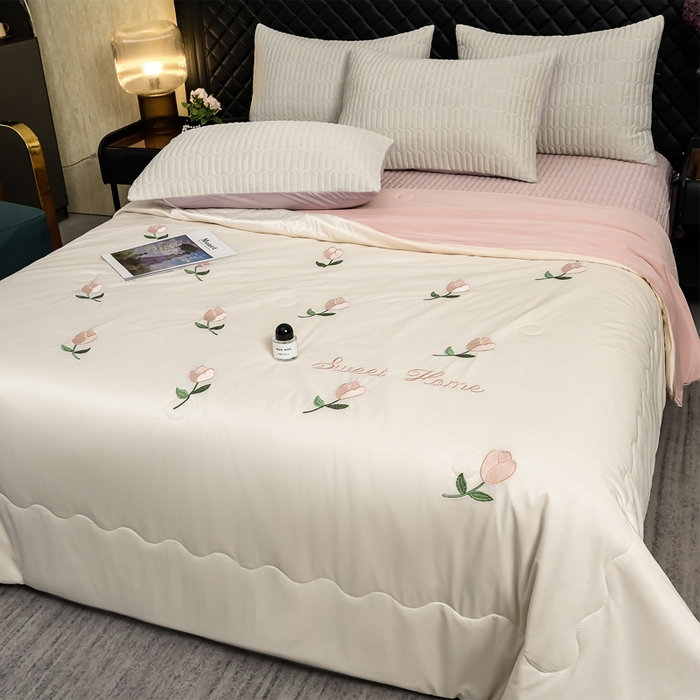 91家纺网 家纺一手货源 找家纺 妮恒美家纺 2026春夏新款凉感丝床盖夏被夏凉被空调被四件套 郁金香-奶白粉