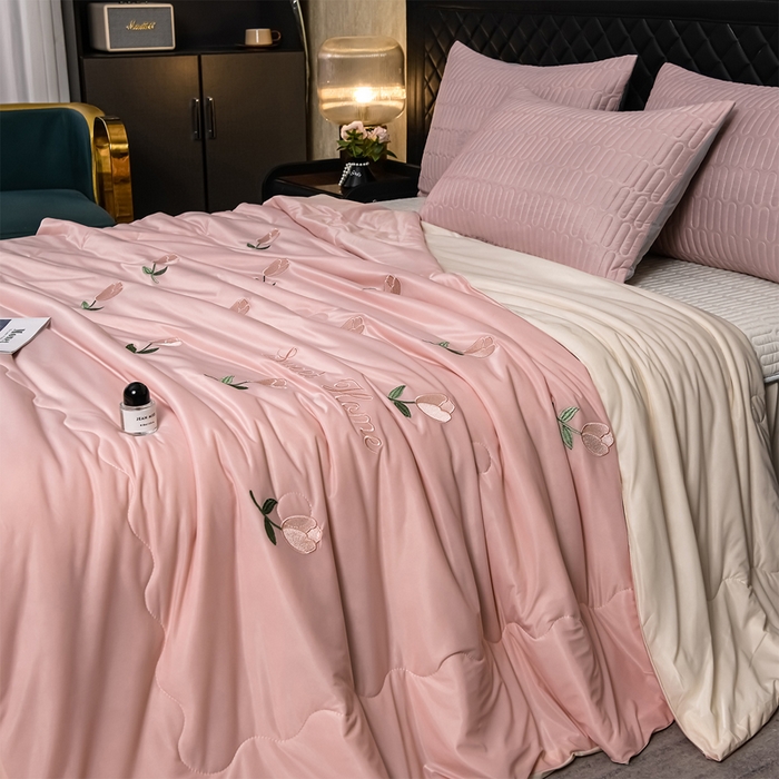 91家纺网 家纺一手货源 找家纺 妮恒美家纺 2026春夏新款凉感丝床盖夏被夏凉被空调被四件套 郁金香粉奶白