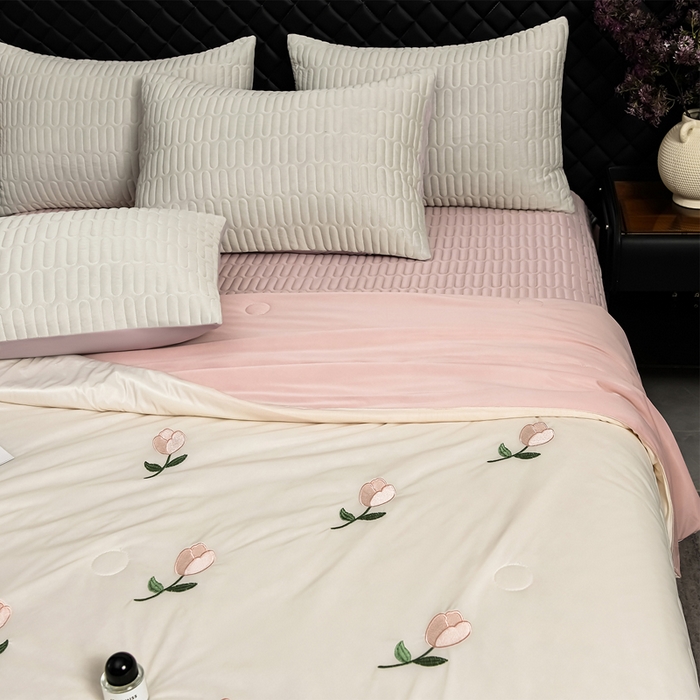 91家纺网 家纺一手货源 找家纺 妮恒美家纺 2026春夏新款凉感丝床盖夏被夏凉被空调被四件套 郁金香-奶白粉