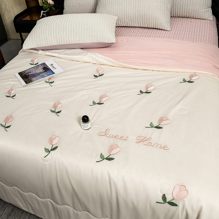 91家纺网 家纺一手货源 找家纺 妮恒美家纺 2026春夏新款凉感丝床盖夏被夏凉被空调被四件套 郁金香-奶白粉