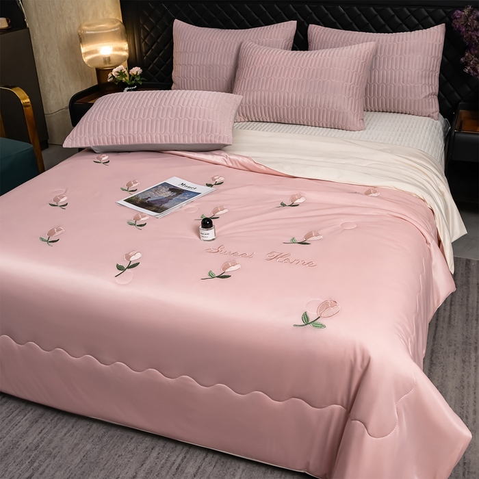 91家纺网 家纺一手货源 找家纺 妮恒美家纺 2026春夏新款凉感丝床盖夏被夏凉被空调被四件套 郁金香粉奶白