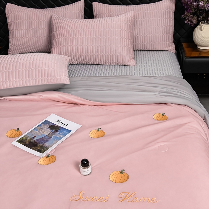 91家纺网 家纺一手货源 找家纺 妮恒美家纺 2026春夏新款凉感丝床盖夏被夏凉被空调被四件套 小南瓜粉灰