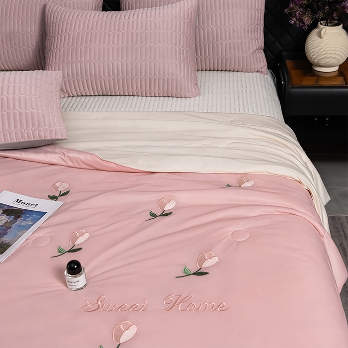 91家纺网 家纺一手货源 找家纺 妮恒美家纺 2026春夏新款凉感丝床盖夏被夏凉被空调被四件套 郁金香粉奶白