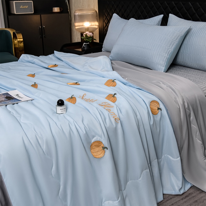 91家纺网 家纺一手货源 找家纺 妮恒美家纺 2026春夏新款凉感丝床盖夏被夏凉被空调被四件套 小南瓜-海蓝灰