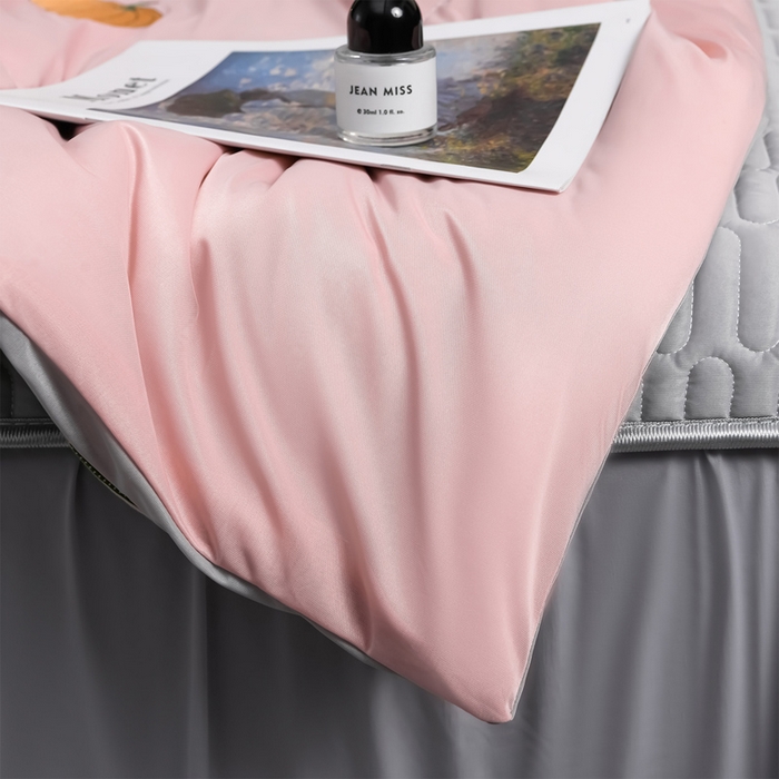 91家纺网 家纺一手货源 找家纺 妮恒美家纺 2026春夏新款凉感丝床盖夏被夏凉被空调被四件套 小南瓜粉灰