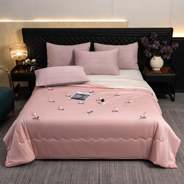 91家纺网 家纺一手货源 找家纺 妮恒美家纺 2026春夏新款凉感丝床盖夏被夏凉被空调被四件套 郁金香粉奶白