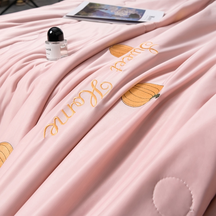 91家纺网 家纺一手货源 找家纺 妮恒美家纺 2026春夏新款凉感丝床盖夏被夏凉被空调被四件套 小南瓜粉灰