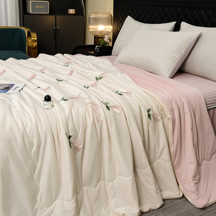 91家纺网 家纺一手货源 找家纺 妮恒美家纺 2026春夏新款凉感丝床盖夏被夏凉被空调被四件套 郁金香-奶白粉