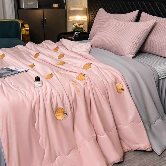 91家纺网 家纺一手货源 找家纺 妮恒美家纺 2026春夏新款凉感丝床盖夏被夏凉被空调被四件套 小南瓜粉灰