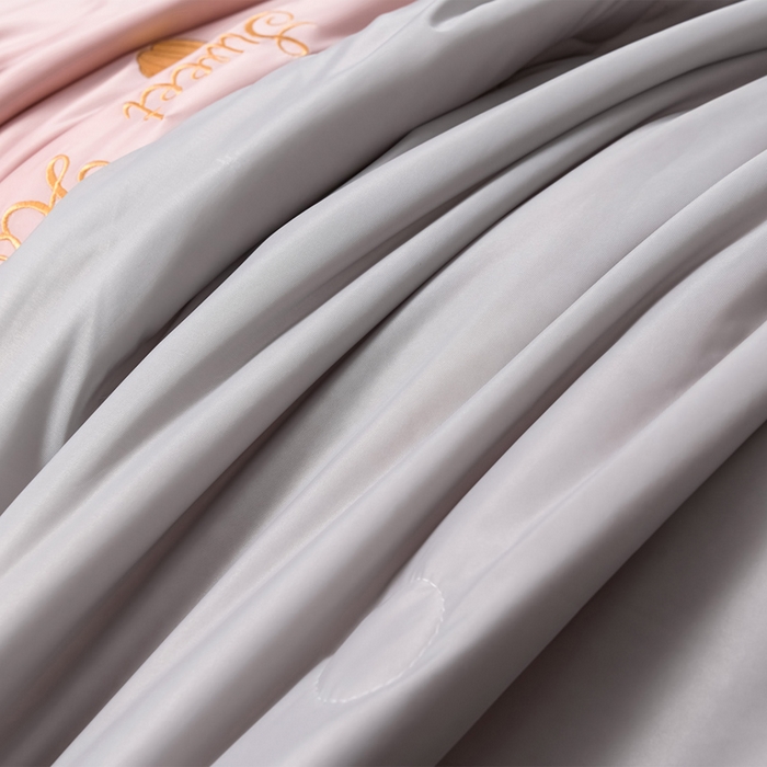 91家纺网 家纺一手货源 找家纺 妮恒美家纺 2026春夏新款凉感丝床盖夏被夏凉被空调被四件套 小南瓜粉灰