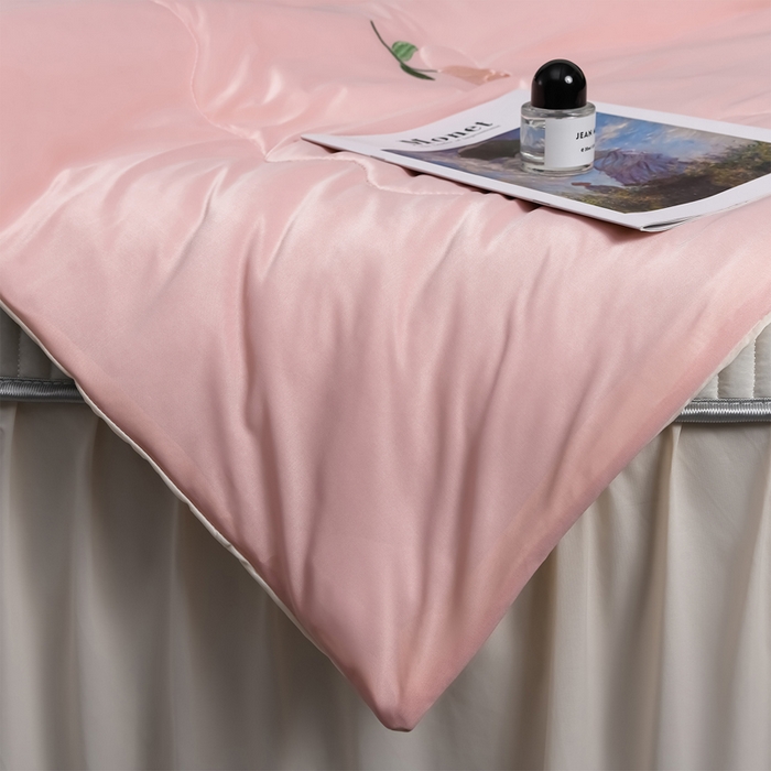 91家纺网 家纺一手货源 找家纺 妮恒美家纺 2026春夏新款凉感丝床盖夏被夏凉被空调被四件套 郁金香粉奶白