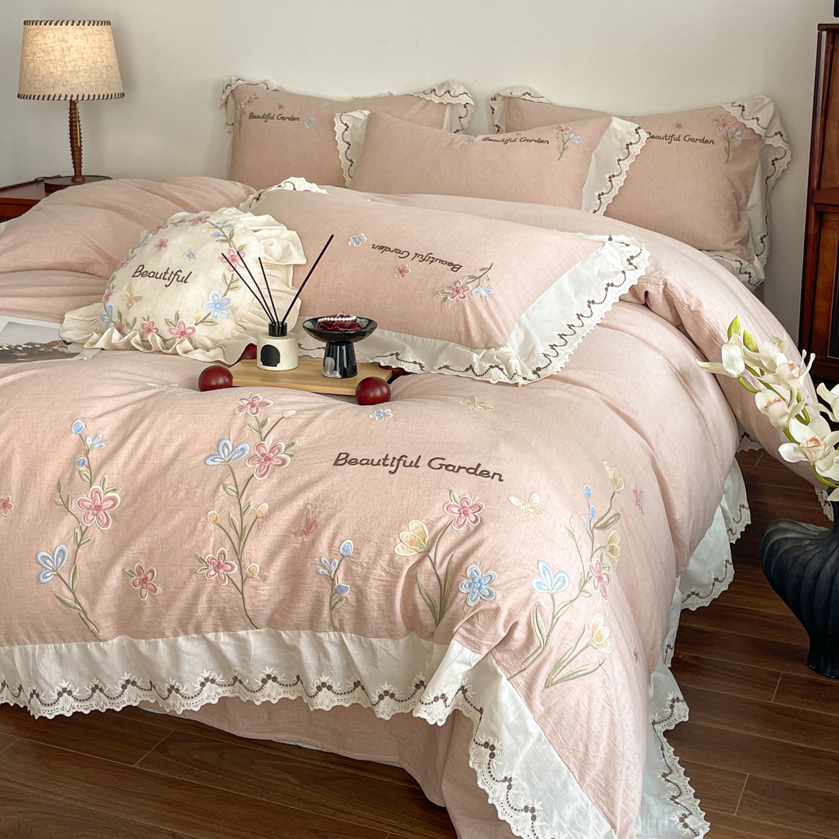 91家纺网 家纺一手货源 找家纺 如一 2026新款棉麻绣花花边款全棉亚麻四件套 花间-粉