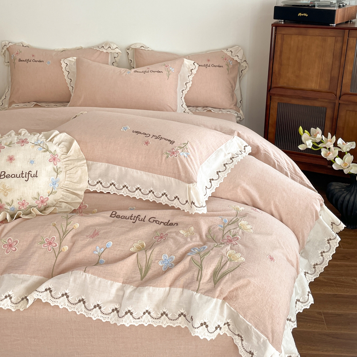 91家纺网 家纺一手货源 找家纺 如一 2026新款棉麻绣花花边款全棉亚麻四件套 花间-粉