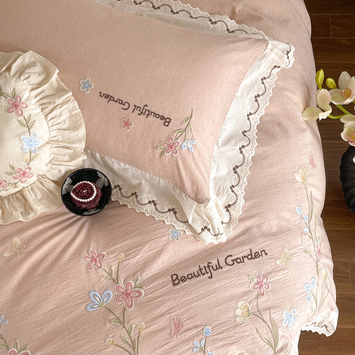 91家纺网 家纺一手货源 找家纺 如一 2026新款棉麻绣花花边款全棉亚麻四件套 花间-粉