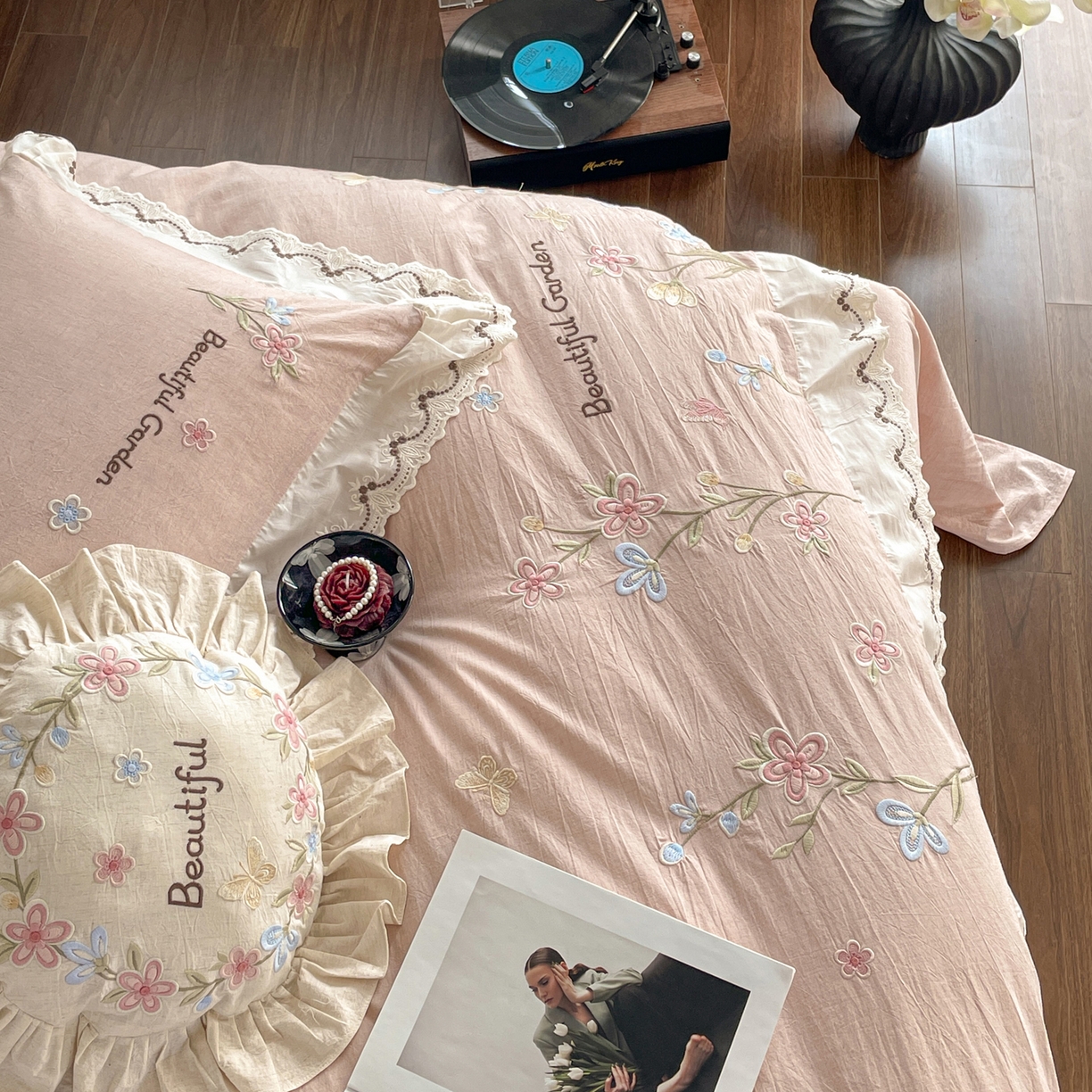 91家纺网 家纺一手货源 找家纺 如一 2026新款棉麻绣花花边款全棉亚麻四件套 花间-粉