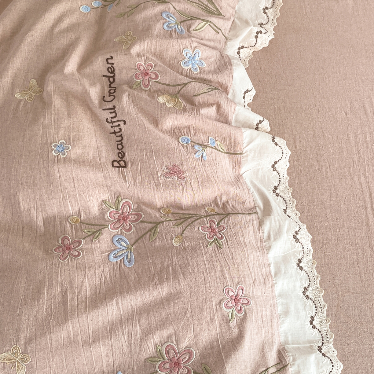 91家纺网 家纺一手货源 找家纺 如一 2026新款棉麻绣花花边款全棉亚麻四件套 花间-粉