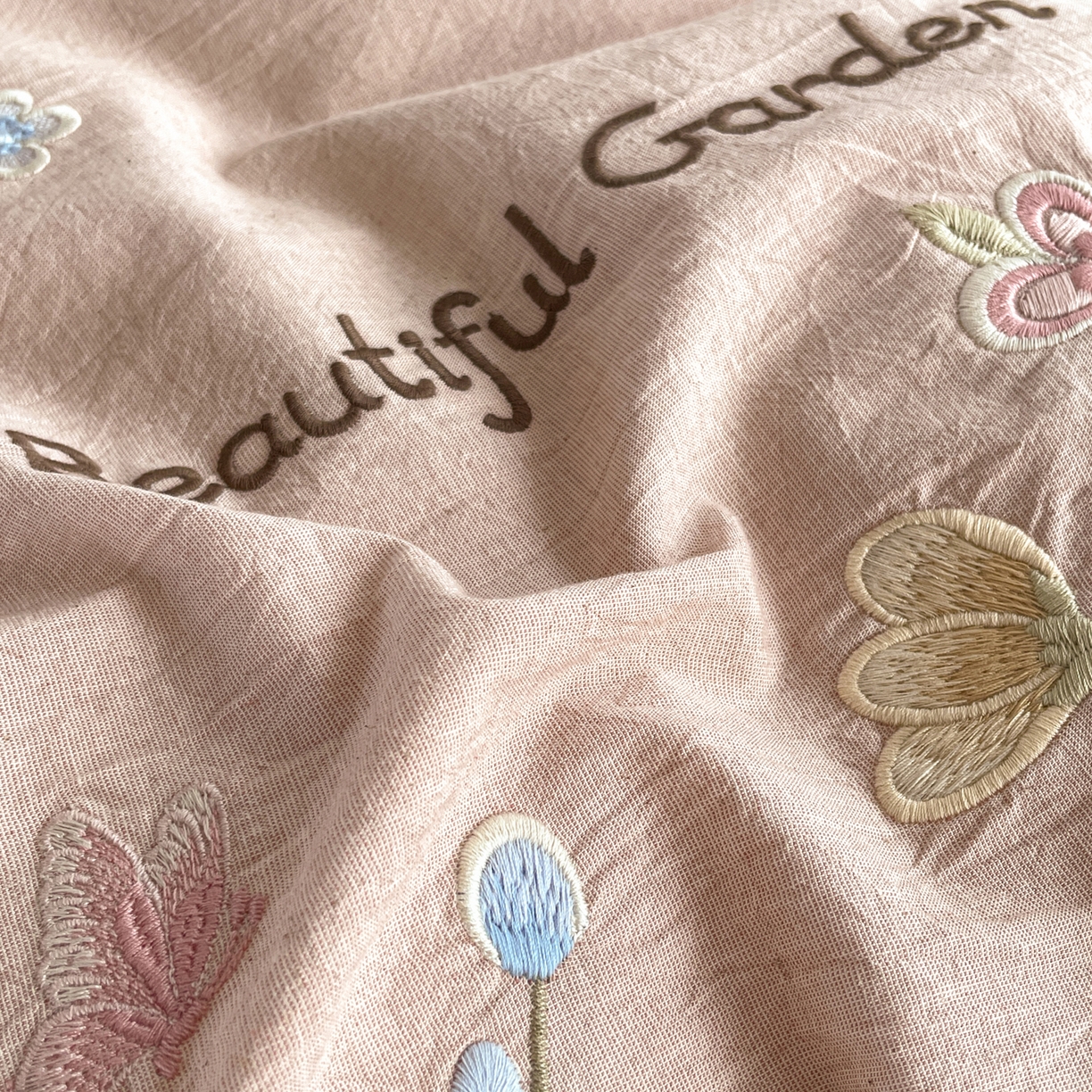 91家纺网 家纺一手货源 找家纺 如一 2026新款棉麻绣花花边款全棉亚麻四件套 花间-粉