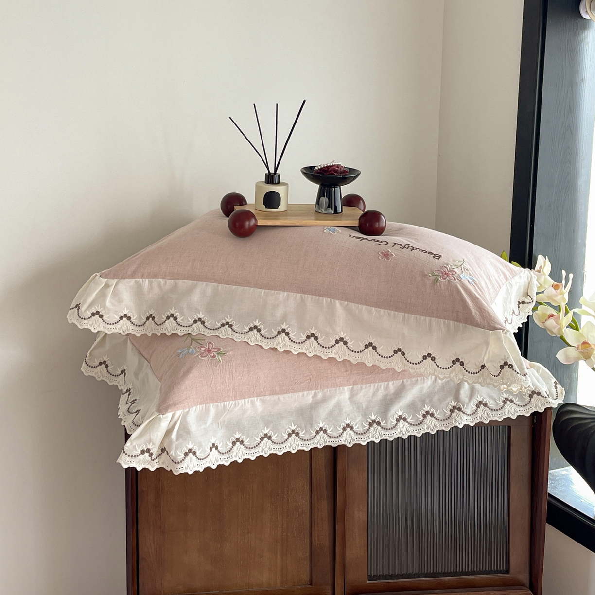 91家纺网 家纺一手货源 找家纺 如一 2026新款棉麻绣花花边款全棉亚麻四件套 花间-粉