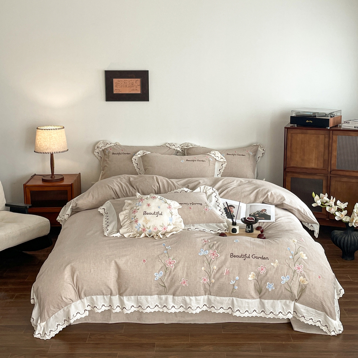 91家纺网 家纺一手货源 找家纺 如一 2026新款棉麻绣花花边款全棉亚麻四件套 花间-咖