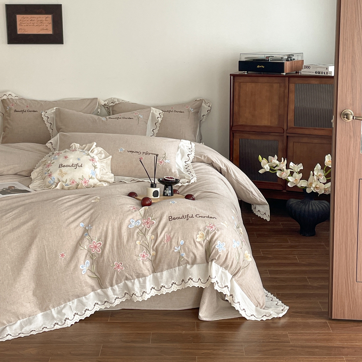 91家纺网 家纺一手货源 找家纺 如一 2026新款棉麻绣花花边款全棉亚麻四件套 花间-咖