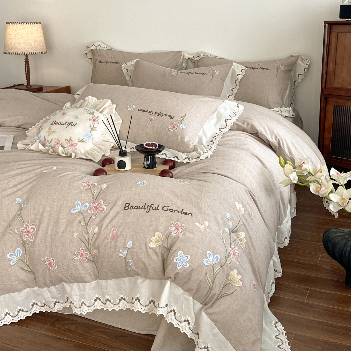 91家纺网 家纺一手货源 找家纺 如一 2026新款棉麻绣花花边款全棉亚麻四件套 花间-咖