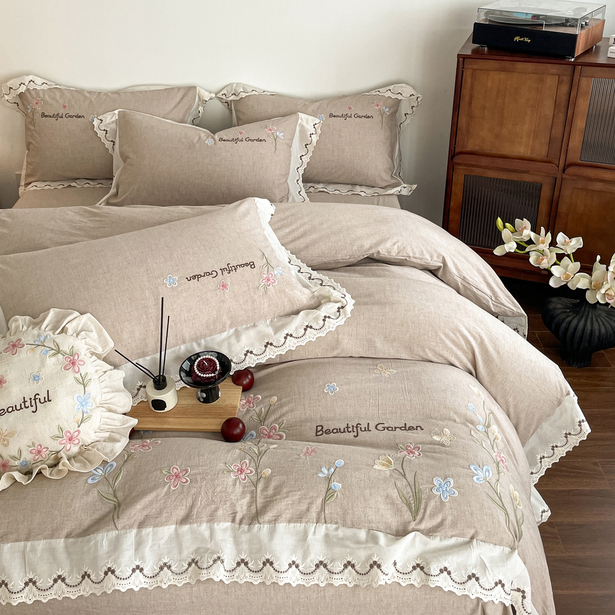 91家纺网 家纺一手货源 找家纺 如一 2026新款棉麻绣花花边款全棉亚麻四件套 花间-咖