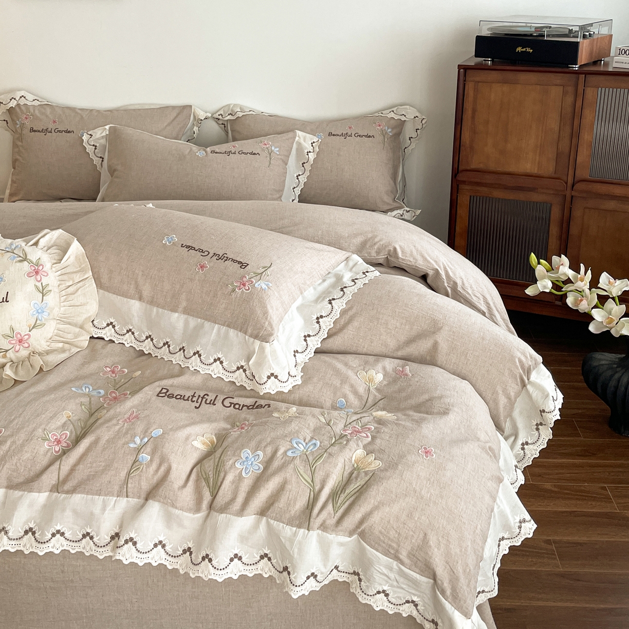 91家纺网 家纺一手货源 找家纺 如一 2026新款棉麻绣花花边款全棉亚麻四件套 花间-咖