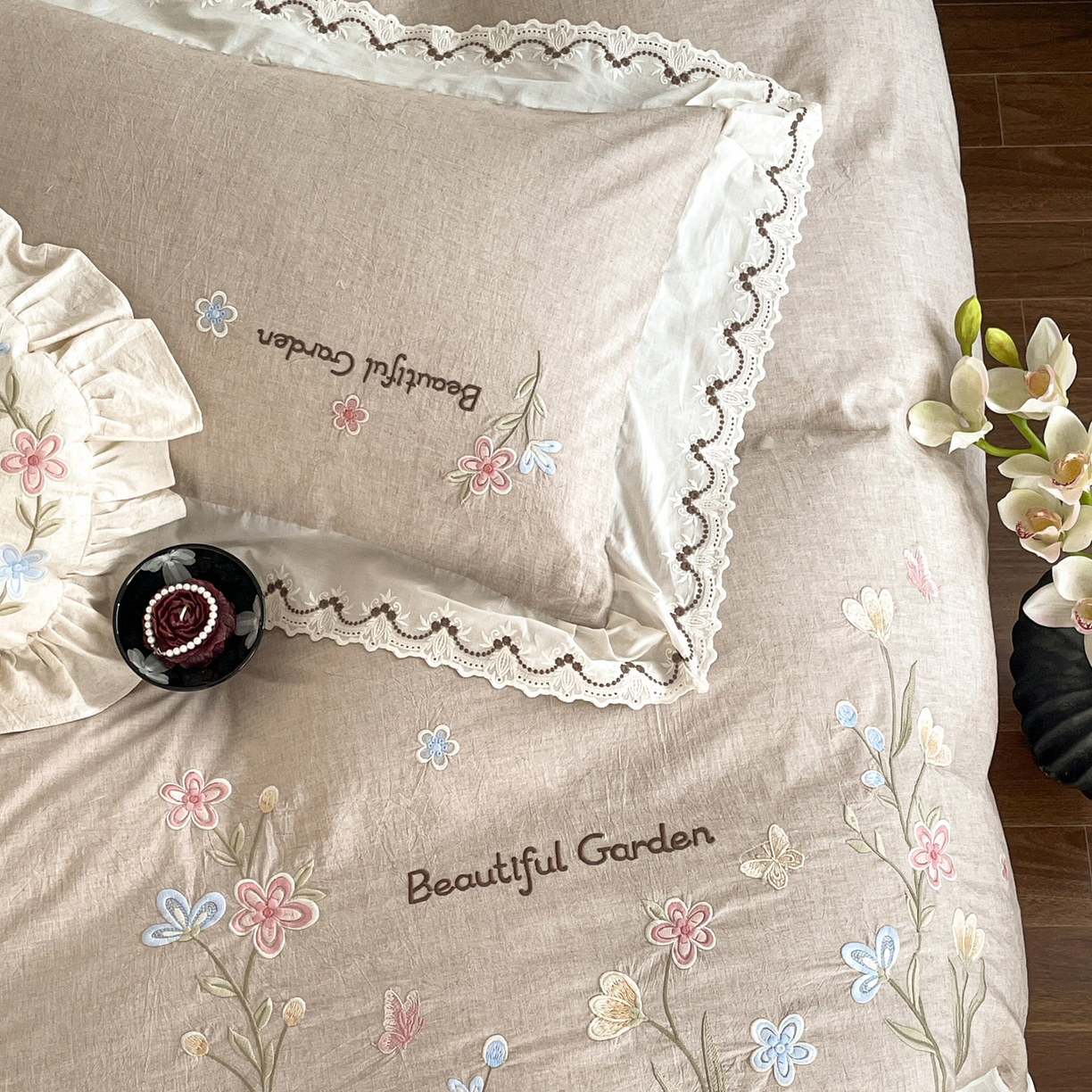 91家纺网 家纺一手货源 找家纺 如一 2026新款棉麻绣花花边款全棉亚麻四件套 花间-咖