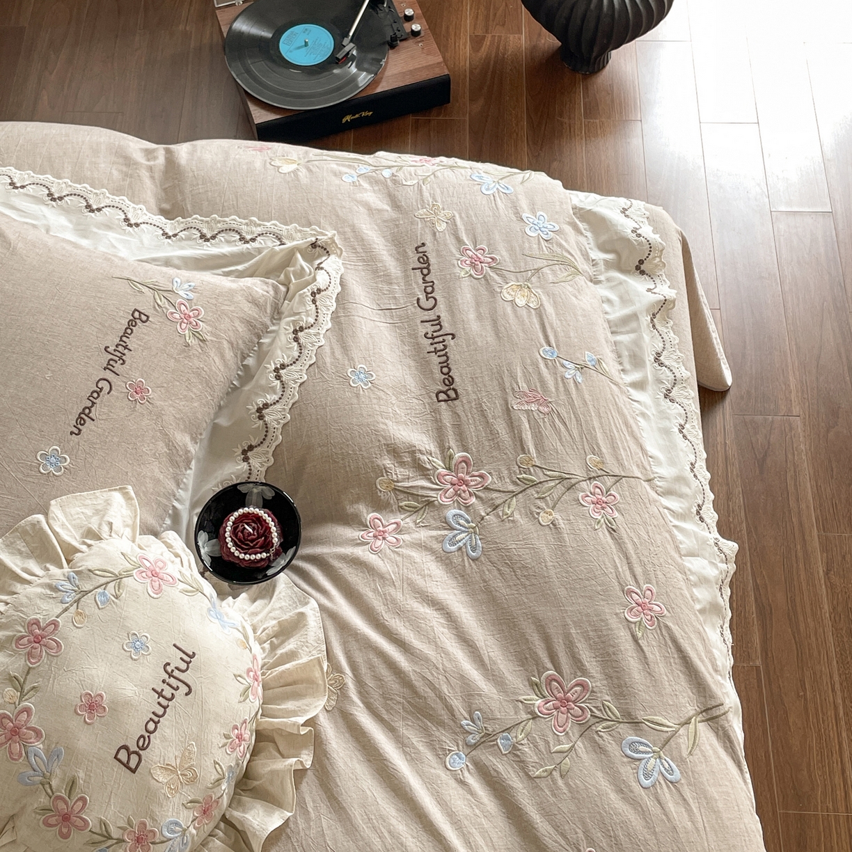 91家纺网 家纺一手货源 找家纺 如一 2026新款棉麻绣花花边款全棉亚麻四件套 花间-咖