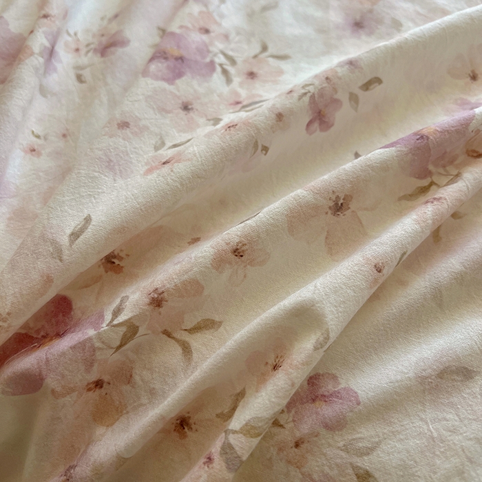 91家纺网 家纺一手货源 找家纺 爱彼家纺 2026春夏新款云感水洗棉床单清新碎花床单三件套 云感-露红烟紫