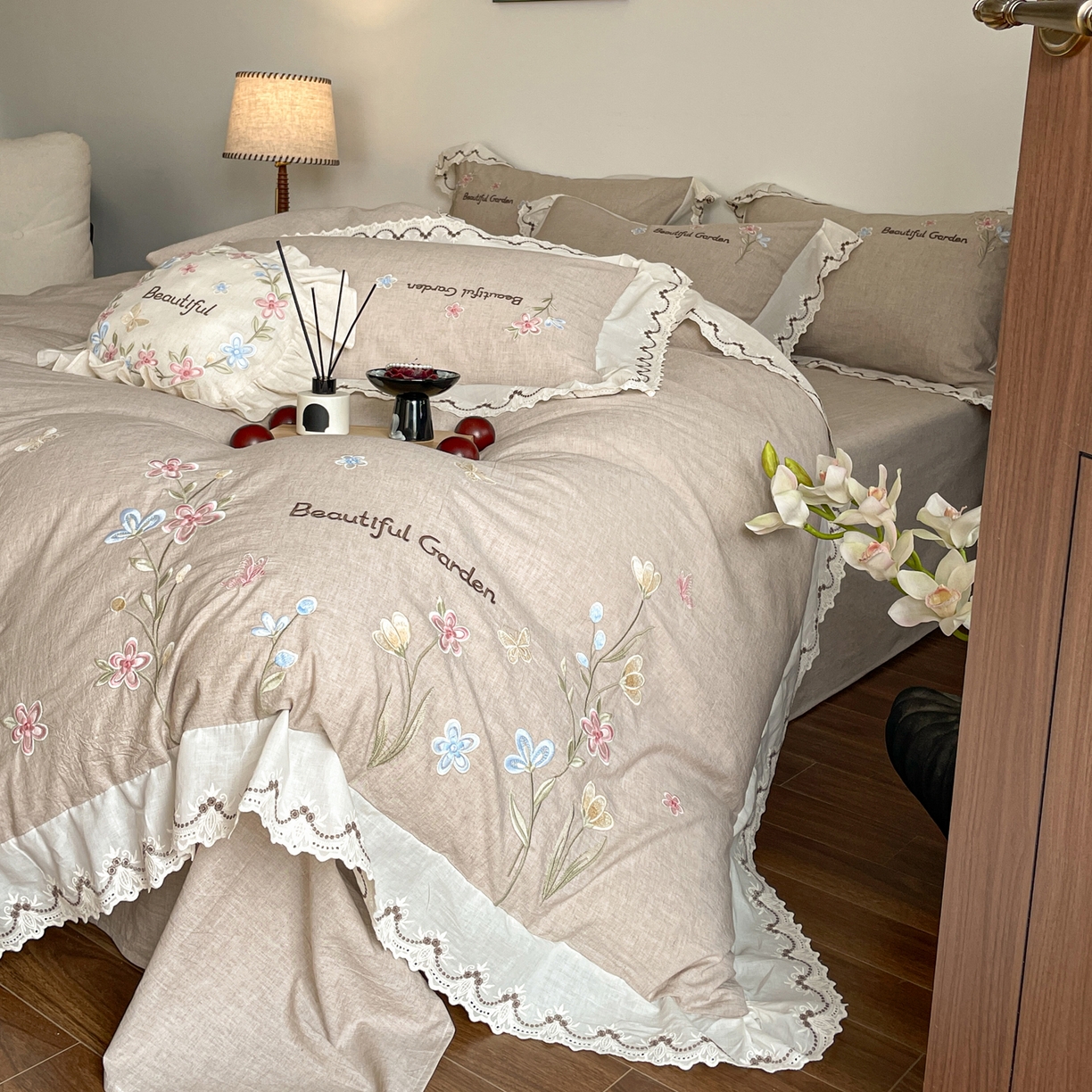 91家纺网 家纺一手货源 找家纺 如一 2026新款棉麻绣花花边款全棉亚麻四件套 花间-咖