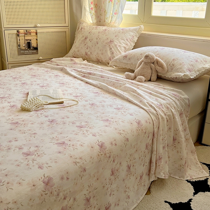 91家纺网 家纺一手货源 找家纺 爱彼家纺 2026春夏新款云感水洗棉床单清新碎花床单三件套 云感-露红烟紫